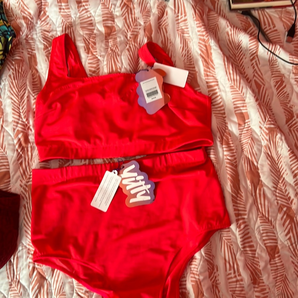 Selling Yitty set in a beautiful coral color
